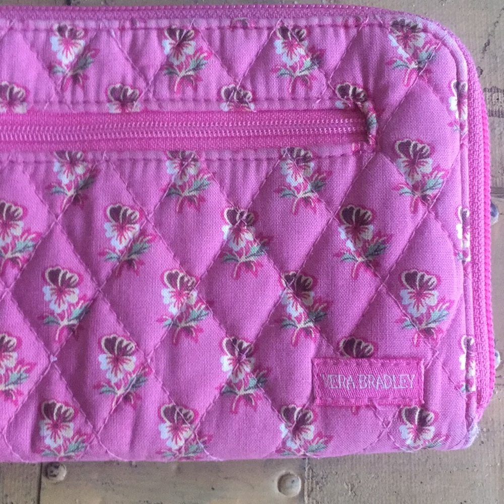🌿 VERA BRADLEY BRIGHT PINK FLORAL PATTERN  QUILTED ZIP WALLET RETIRED PATTERN